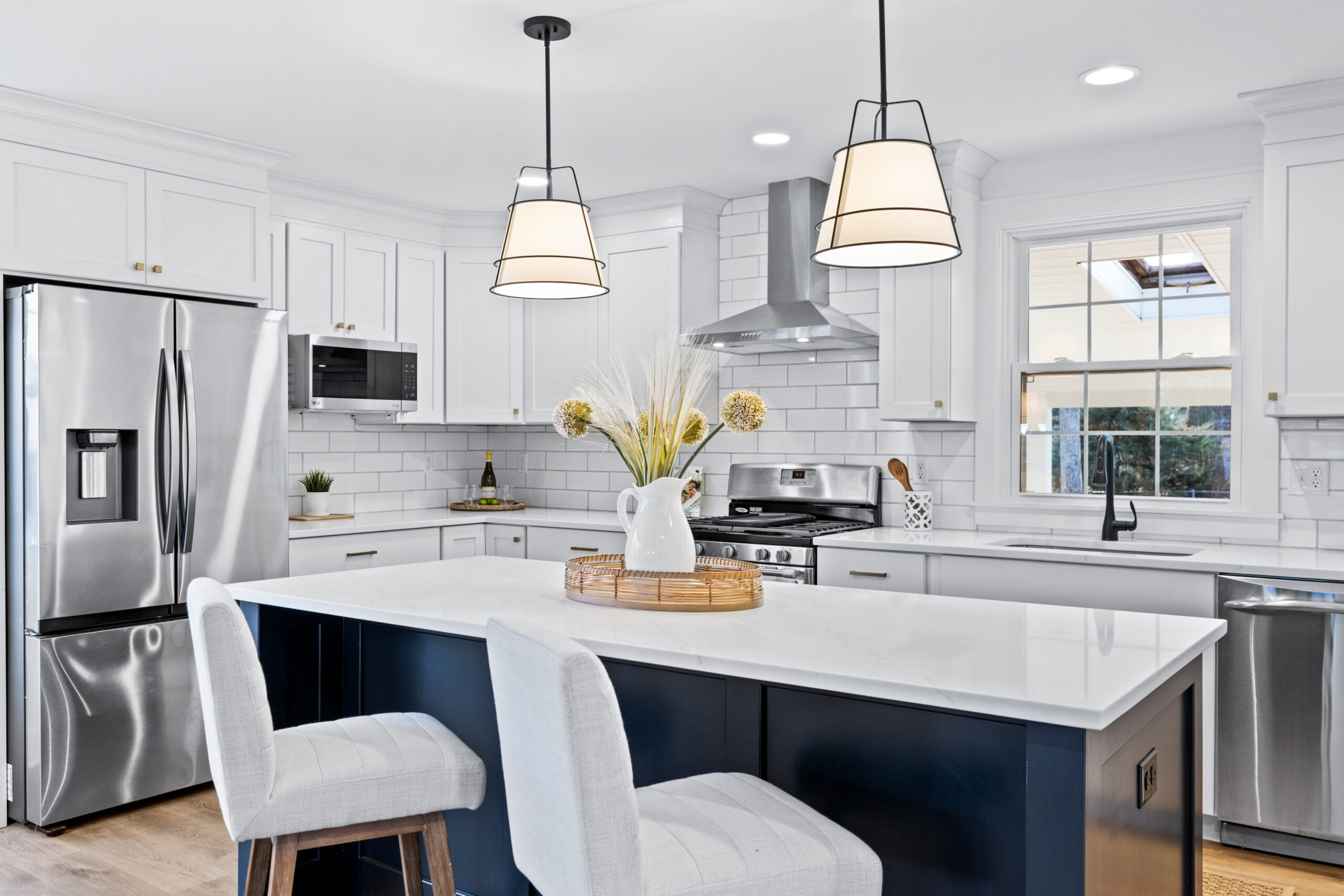 Bright Transitional Kitchen Remodel by Post & Beam Design/Build project photo